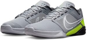 La imagen muestra un par de zapatillas de entrenamiento NIKE Metcon Turbo 2 en color gris con detalles en amarillo. Estas zapatillas son ideales para el entrenamiento de alta intensidad y el CrossFit, con una suela resistente y una parte superior de malla transpirable para una mayor comodidad y soporte durante tus entrenamientos