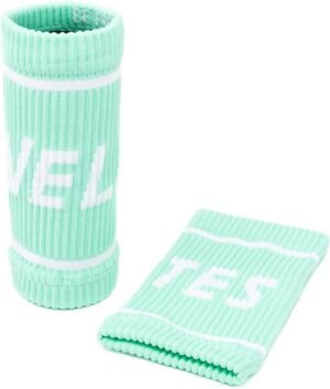 La muñequera VELITES de tela de crossfit, hecha con una tela transpirable y suave al tacto para brindar comodidad y soporte durante los entrenamientos de crossfit. Con un diseño ajustable y elástico para adaptarse perfectamente a tu muñeca, brinda protección adicional durante los ejercicios intensos. Diseño elegante y minimalista, ideal para cualquier atleta